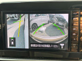 狭い道でのすれ違い、左側のガードレールや側溝が見えないと不安になりませんか?アラウンドビューモニターならバックカメラに加え、発進時に前方や周囲の確認、すれ違い時の助手席側下方の確認も出来て安心です♪