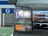LEDヘッドランプです。走行中、周囲の明るさや暗さに応じて、自動で点灯/消灯するオートライトシステムを装備しております。