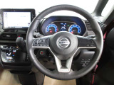 運転が楽しくなる明るく開放的な運転席まわりです。
