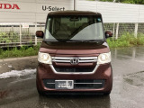 狭い駐車場でも、スライドドアならチャイルドシートへのお子さまの乗降や荷物の積載もスムーズ。とても便利な【両側電動スライドドア】ドアハンドを少し引くだけでリアドアが自動開閉します。