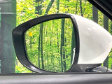 【ブラインドスポットモニタリング】走行中、ドアミラーの死角になりやすい箇所に後続車が接近するとサイドミラー付近に警告を表示、ドライバーに注意喚起をしてくれます。