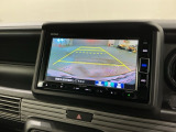 リバースギアに入れるだけで後方の表示へ切り替わります。夜間や雨の日の駐車も楽になりますよ。