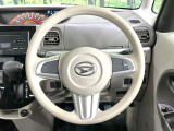インテリアに合わせたデザインのステアリングは、運転される方のことも考え、運転しやすい形状、大きさです。是非一度、実際に触ってお確かめください。