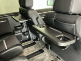 前席背面には格納式のテーブルも装備。食事やスマホ・タブレットでの動画視聴など様々な用途で活躍します。サイドにはちょっとした荷物がかけれる便利なコンビニフック付きです。