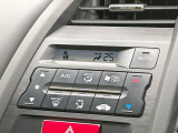 【オートエアコン】一度お好みの温度に設定すれば、車内の温度を検知し風量や温度を自動で調整。暑い&hellip;寒い&hellip;と何度もスイッチ操作をする必要はありません。快適な車内空間には必須の機能ですね♪