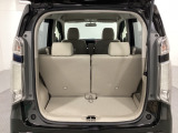 開口部も広く荷物の積み下ろしもしやすいお車となっております。シートを前方にスライドさせれば、さらに荷室を広げられます。また、床下にも収納スペースがあります。