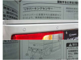 駐車時の接近物確認を補助する障害物センサー付きです。