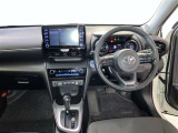 運転席周りのレイアウトをご覧ください。ナビゲーションが綺麗に装着されすっきり収まってますね!