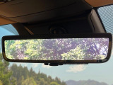 【デジタルインナーミラー】後席の大きな荷物や同乗者で後方が確認しづらい時でも安心!カメラが撮影した車両後方の映像をルームミラー内に表示。クリアな視界で状況の確認が可能です!