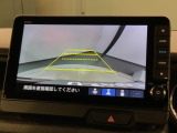 リバースギアに入れるだけで後方の表示へ切り替わります。夜間や雨の日の駐車も楽になりますよ。