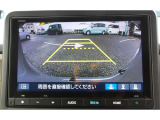 シフトレバーをリバース(バック)に入れるとナビ画面に自動でリアビューが映し出されます。運転が苦手な方、狭い車庫入れ等をサポートさせていただきます☆
