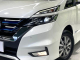 【LEDヘッドライト】悪天候や夜間走行時も良好な視界を確保し安心して運転できる高輝度LEDヘッドライトを装備!点灯速度が早く、消費電力も抑えられています。
