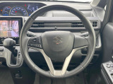 インテリアに合わせたデザインのステアリングは、運転される方のことも考え、運転しやすい形状、大きさです。是非一度、実際に触ってお確かめください。