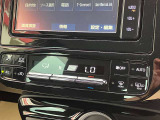 お好みの温度に合わせれば自動的に調節、オートエアコン装備。年中快適な車内。