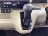 インパネシフトだから視線の移動も少なく足元もスッキリ♪運転席もゆったりしているのでゆとりを持ってドライブできますね!