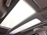 ●サンルーフ:開放感たっぷりの希少装備、サンルーフが装着されています!車内に明かりを取り入れたり景色を楽しむ以外にも、車内の空気も簡単に換気できて快適です!