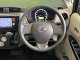 インテリアに合わせたデザインのステアリングは、運転される方のことも考え、運転しやすい形状、大きさです。是非一度、実際に触ってお確かめください。