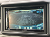 バックモニター装備。画面にて後方の確認が行えるので、バック駐車や車庫入れの際には重宝します。車の運転に慣れない方でも安心のガイドライン表示機能付。