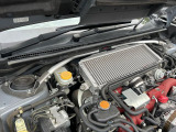 【STIタワーバー】お車の剛性を高めるタワーバーを装備。よりスムーズなコーナリング走行が可能となり、走りも楽しめます。