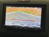 【バックカメラ】駐車時に後方がリアルタイム映像で確認できます。大型商業施設や立体駐車場での駐車時や、夜間のバック時に大活躍!運転スキルに関わらず、今や必須となった装備のひとつです!