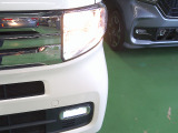 ハロゲンヘッドランプとLEDフォグライトを搭載しています。