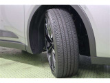 タイヤサイズ 225/45R21。切削光輝+ブラック塗装で個性的で精悍なデザインの純正21インチアルミホイールを装着しています。足元をシャープに引き締めてくれ、しっかりした走りも楽しめますよ。