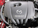 「SKYACTIV-G(ガソリン)」は、規格外の高圧縮を実現し、世界のエンジン技術者に驚きを与えました。さらに、それを維持したままノッキングの発生を抑え、熱効率を向上、走りにも寄与したエンジンです。