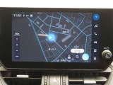 ディスプレイオーディオ(コネクティッドナビ対応)PLUS搭載。T-Connectご契約で2028年1月まで無償で利用できるナビ(期限到来後は有償)と、解約後も利用できる車載ナビが搭載されています。