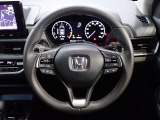 ハンドル左側にはオーディオ操作が出来るオーディオリモートコントロールスイッチ、右側にはHonda SENSINGとオートクルーズコントロールのスイッチを装備!