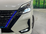 【LEDヘッドライト】悪天候や夜間走行時も良好な視界を確保し安心して運転できる高輝度LEDヘッドライトを装備!点灯速度が早く、消費電力も抑えられています。