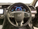 ハンドルにHondaセンシング系のクルーズコントロールやレーンキープアシストなどのスイッチと、オーディオの操作スイッチが装備されています。ハンドルから手を離さず安全に操作できます。
