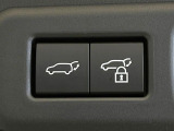 【パワーバックドア】スマートキーや運転席のボタンを押すだけでリアゲートが自動で開閉します!荷物を持っている時や、高い位置にあるバックドアを閉める際に便利な機能です♪