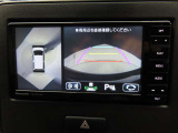 上空から俯瞰した映像で周囲の状況を確認出来る360&deg;ビューモニターです.これで狭い駐車場でも安心ですね。また、隠れたお子様やいつの間にか置かれたカートも確認出来ますね。