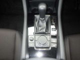 A/T車です。シートヒーターも装備されております。寒い季節など重宝する装備です。