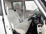 運転席まわりです。実際に座ってみて乗り心地を体感してみて下さい。