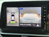 真上から見下ろすような映像で、車庫入れや縦列駐車時に、自車と駐車位置の関係をひと目で確認でき、スムースな駐車をサポート。動く物を検知してお知らせすることで、発進時の安全確認もサポートします。