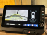 リバースギアに入れるだけで後方の表示へ切り替わります。夜間や雨の日の駐車も楽になりますよ。
