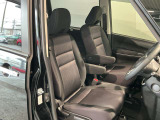 運転席と助手席はアームレストがついていますのでゆったりお座りになられます。