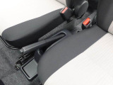 サイドブレーキは引くタイプで、運転席と助手席の間にあります。
