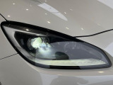 【LEDヘッドライト】悪天候や夜間走行時も良好な視界を確保し安心して運転できる高輝度LEDヘッドライトを装備!点灯速度が早く、消費電力も抑えられています。