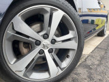 ●純正アルミホイール:輸入車ならではの卓越した走りを支えるホイールと足回りです!日本車の走りに慣れている方にもぜひ体感して頂きたいほど、高いレベルでまとまっています!