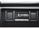 プッシュスタート脇にメーター照度調整スイッチ等が操作しやすい位置にございます