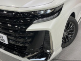 【三眼LEDヘッドライト】スタイリッシュな見た目の三眼LEDヘッドライトを装備♪スタイルだけでなく、夜間の走行も視界良好で安心してお乗りいただけます。