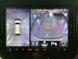 全周囲モニターは車庫入れ時に重宝します。タッチパネルで映像の切り替えも可能です。