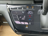 タブレット端末のようなタッチパネル式のオートエアコン採用。凹凸のない滑らかな表面で操作感を高めています。
