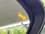 【ブラインドスポットモニター】走行中、ドアミラーの死角になりやすい箇所に後続車が接近するとサイドミラーのレンズに警告を表示!ドライバーに注意喚起をしてくれます。