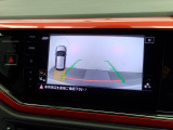ギアをリバースに入れると車両後方の映像を映し出します。画面にはガイドラインが表示され、車庫入れや縦列駐車などの際に安全確認をサポートします。