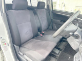 運転席まわりには十分なスペースがあり、大柄な方でもゆったり運転していただける環境です。