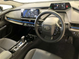 運転席周りのレイアウトをご覧ください。ナビゲーションが綺麗に装着されすっきり収まってますね!