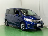 狭い駐車場でも、スライドドアならチャイルドシートへのお子さまの乗降や荷物の積載もスムーズ。とても便利な【両側電動スライドドア】ドアハンドを少し引くだけでリアドアが自動開閉します。